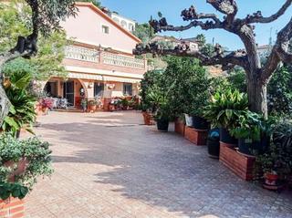 Chalet à Castellet i la Gornal. Casa en venta con ocho habitaciones y parcela de 926 m2 con ampl