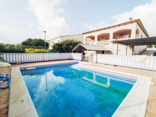 Casa en Bisbal del Peneds (La). Amplia casa con piscina en la bisbal del peneds  urbanizacin c