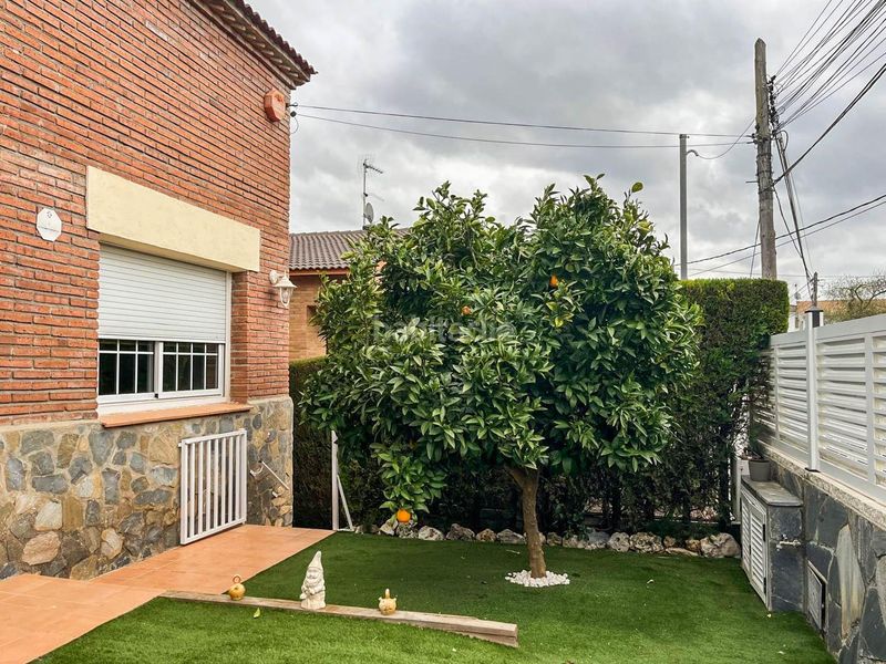 Foto 56bafd79-8f00-4e1d-a78b-3e3f4a21c6b2. Xalet amb calefacció piscina a Can Rial Esparreguera