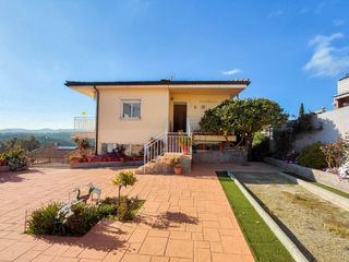Casa en Hostalets de Pierola (Els). Casa a 4 vientos con vistas panor�micas en serra alta  entorno n