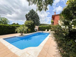 Chalet in Collbató. Exclusiva vivienda con dos plantas independientes, jardín y pisc