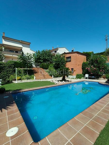 Foto f0602f7b-3970-4416-8bde-972da07e7379. Chalet con parcheggio in Abrera