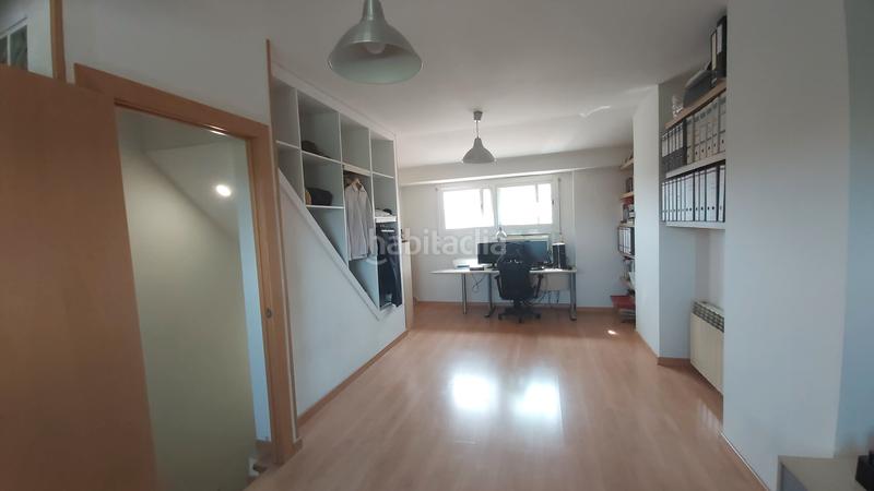 Foto 2a4cf49e-99b9-4e1a-995d-400a0db85d69. Casa adossada amb xemeneia calefacció aparcament piscina a Cerdanyola del Vallès