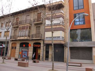 Local Comercial en Avinguda de catalunya 32. Edificio comercial con ascensor interior y acabados de calidad.