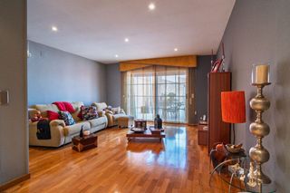 Maison jumelée  Catalunya. La casa perfecta per entrar a viure amplitud, llum i gran magatz