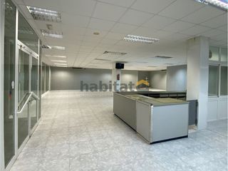Business premise in Bellpuig. Impecable local comercial en venta o alquiler !!!local comercial