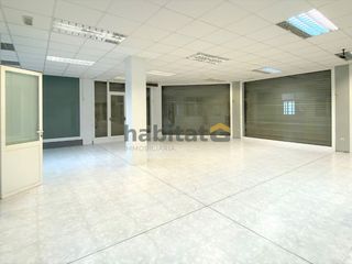 Business premise in Bellpuig. Impecable local comercial en venta o alquiler !!!local comercial