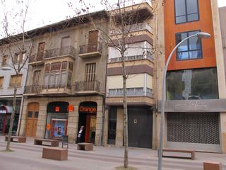 Edifici a Tàrrega. Edificio comercial con ascensor interior y acabados de alta cali