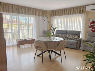 Pis  Antoni gaudi. Pis ampli i lluminós amb pàrquing inclòs a bellpuig