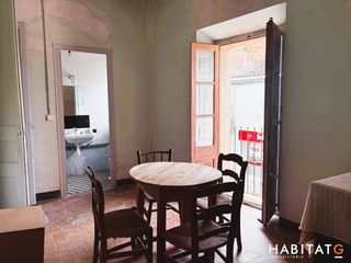 Casa adossada a Bellpuig. Oportunitat única al centre de bellpuig  edifici cantoner amb re