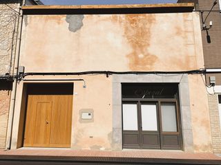 Business premise  Domenech cardenal. Local comercial amb magatzem, gran altell i pati privat en venda