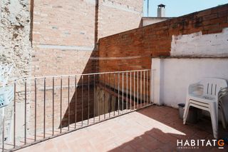 Reihenhaus in Belianes. Casa de poble amb jardí, terrassa i garatge al centre de beliane