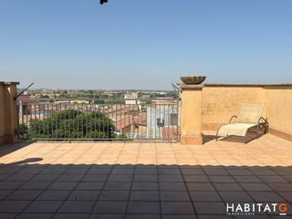 Casa adossada a Bellpuig. Casa de poble amb dos habitatges independents, dos garatges i te