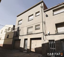 Casa adossada a Bellpuig. Casa de poble amb dos habitatges independents, dos garatges i te