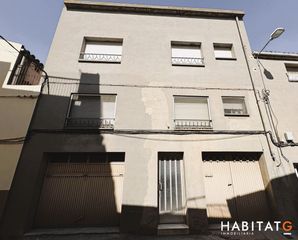 Casa a schiera in Bellpuig. Casa de poble amb dos habitatges independents, dos garatges i te