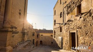 Gebäude  Esglesia. En venda les antigues escoles de maldà una peça única del patrim