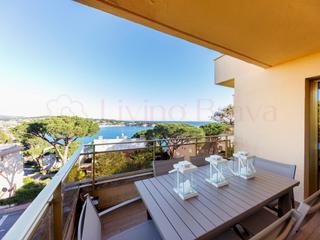 Apartament  N/a. Una terraza frente el mar