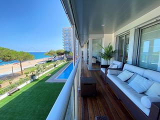 Lloguer Apartament a Centre-Platja. Terraza frente el mar con terraza y piscina