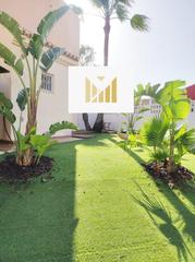 Casa a Almerimar. Vivienda con amplio jardin