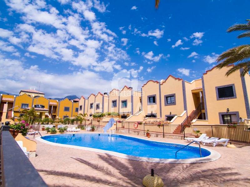 Foto 406d2d1d-353c-4ac4-8bc2-dcf7cd4e954c. Reihenhaus mit parking pool in Playa del Duque Adeje