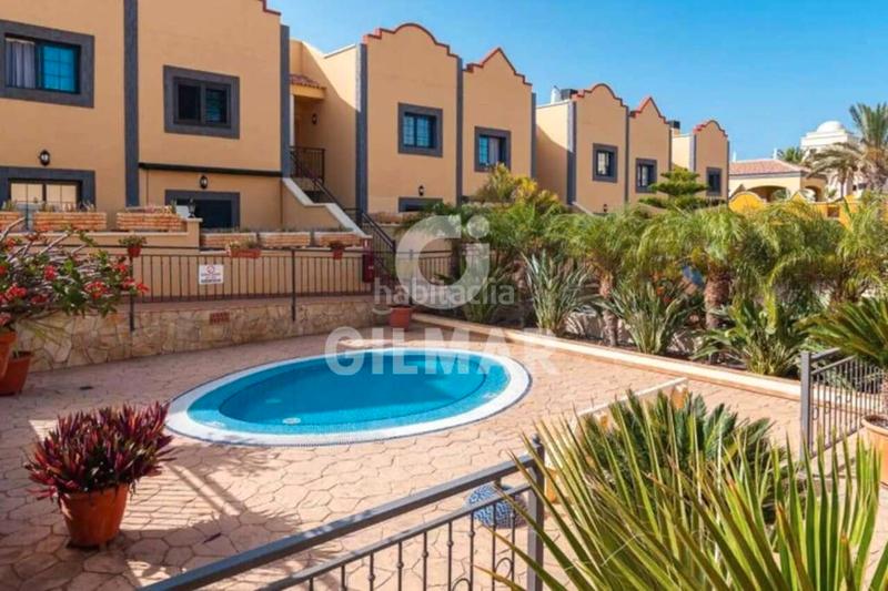 Foto f02d3535-a0a3-4ba0-aa84-6cd583b06d3d. Reihenhaus mit parking pool in Playa del Duque Adeje