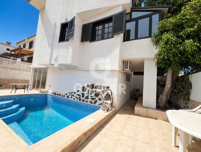Foto 43a2139d-7a2d-42fd-bb4c-aaa9fd96d7e6. Casa aparellada amb piscina a Costa del Silencio Arona