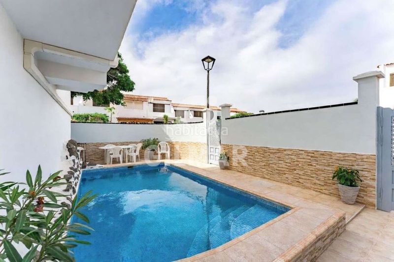 Foto b780d3cb-1ce2-4f6e-a4cc-dc46b3253a25. Casa aparellada amb piscina a Costa del Silencio Arona