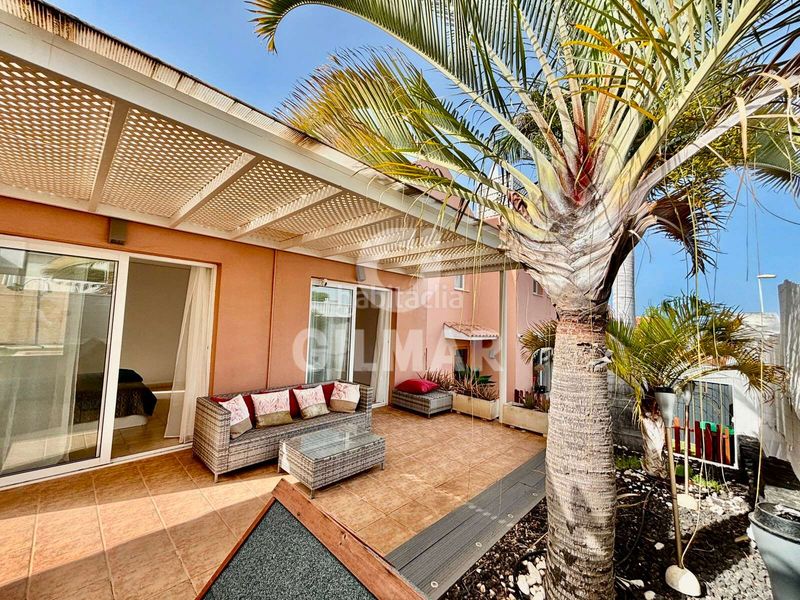 Foto a8f750fd-9236-45a7-a0dd-2b98dbb30378. Casa aparellada a Playa Fañabé Alto Adeje