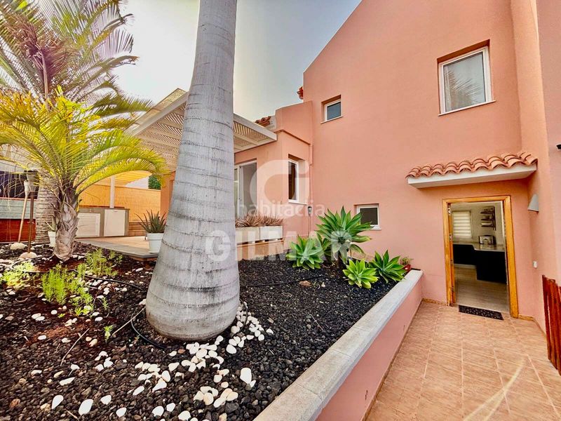 Foto db5f406a-e0b7-4119-86d7-f9f2d6639663. Casa aparellada a Playa Fañabé Alto Adeje
