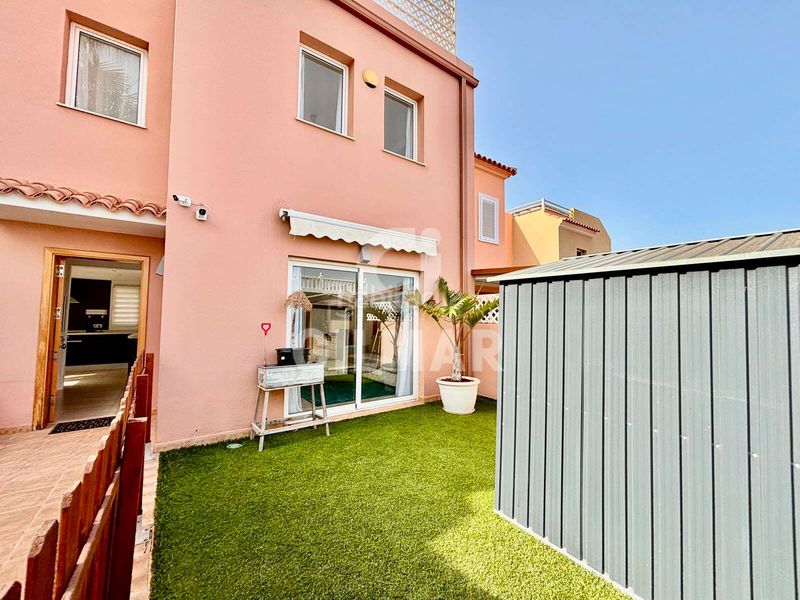 Foto e69ec124-8d88-4f8a-b941-b96267775173. Casa aparellada a Playa Fañabé Alto Adeje
