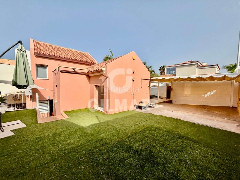 Foto fb8dfc0f-a431-438f-90d5-c02699759f73. Casa aparellada a Playa Fañabé Alto Adeje