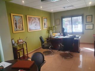 Office space  Calle viena. Local de oficinas totalmente preparado y muy centico con mucha l