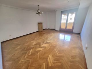 Lloguer Pis  Calle viena. Piso centrico de tres dormitorios sin muebles  con garaje