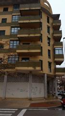 Location Local commercial  Calle évora. Local en bruto en el nuevo cáceres, se da 9 meses de carencia pa