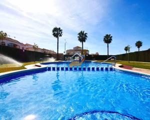 Maison à Zona Carrefour - Urbanizaciones. Casa en venta en torrevieja, 2 dormitorios.
