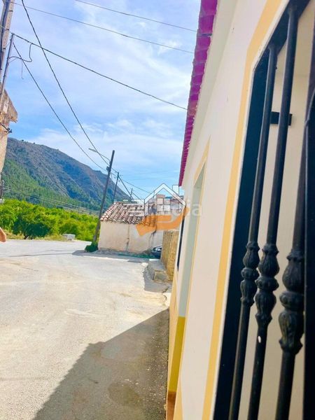 Foto e81dd6e3-d50e-4a26-bd6d-364ea32387db. Casa adossada a Oria