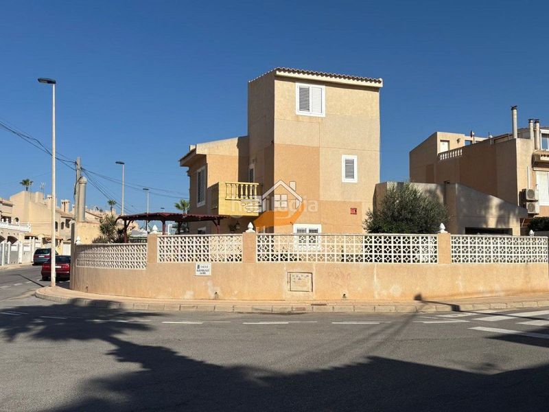 Foto 8ca06d2f-47fe-4ea7-b588-a85274f32490. Dúplex amb aparcament piscina a Zona los Frutales Torrevieja