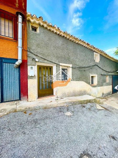 Foto ced3d49c-1d98-4ae4-a3c3-879567f0abf1. Casa adossada amb aparcament a María