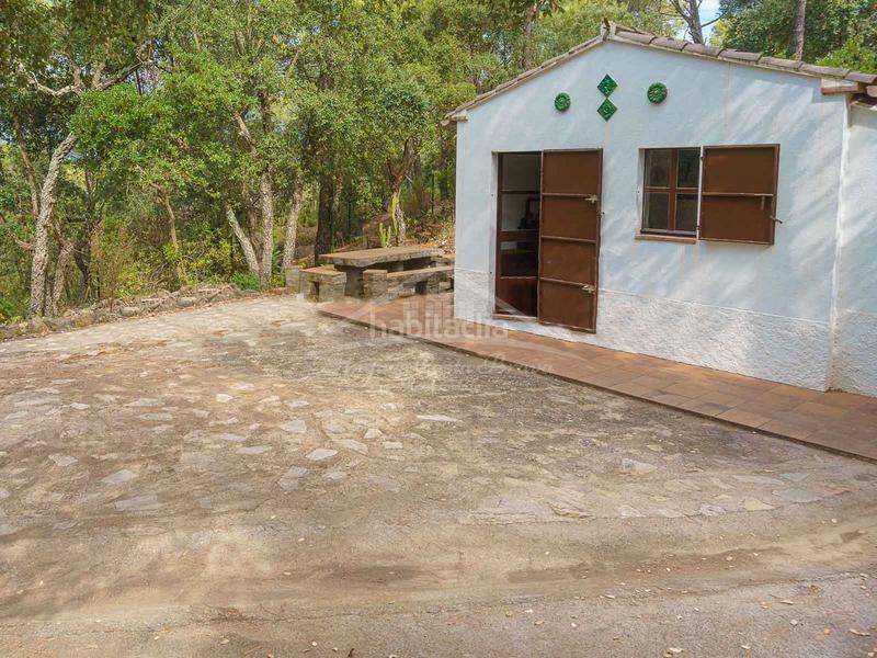 Foto 553dab5d-8188-4aea-bcdd-b336a4d565f2. Masia amb aparcament a Llofriu