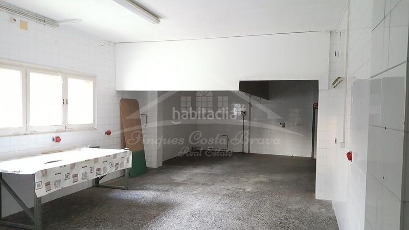 Foto 8a1174c5-cdf9-410c-a111-0a98c51bd2f8. Local comercial en Vall-llobrega