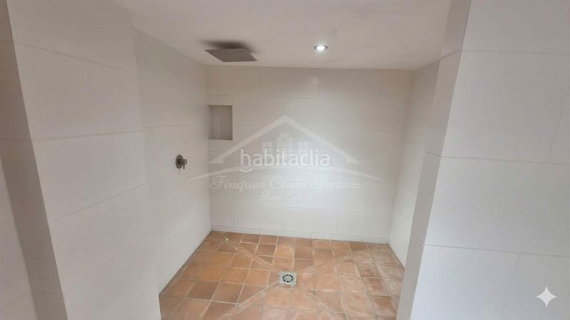 Foto f1b51669-f627-4df1-bc06-903e6f3f6a0e. Casa amb calefacció aparcament a Tamariu
