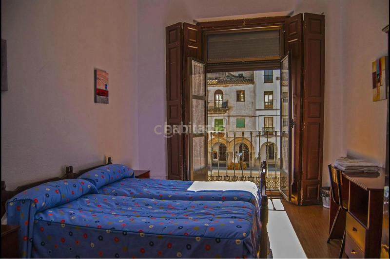 Foto 6f94139e-fe16-4cfc-a1c7-71e3e886ea3e. Edificio en plaza mayor en Casco Antiguo Cáceres