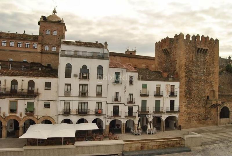 Foto 972d7ebd-c4ae-41ac-911d-854d612b6997. Edificio en plaza mayor en Casco Antiguo Cáceres
