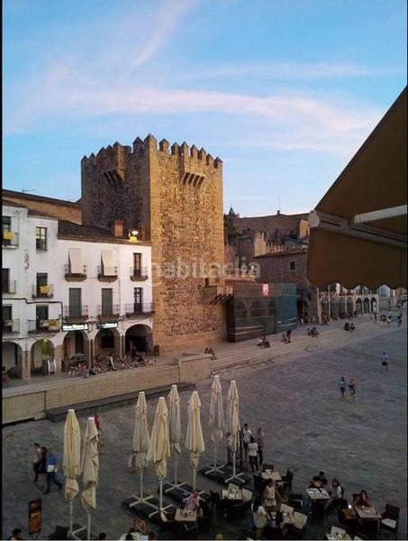 Foto b3b4d0d0-c20c-4672-9ccb-51bdd1c42ee1. Edificio en plaza mayor en Casco Antiguo Cáceres
