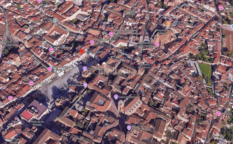 Foto e8fd7a87-0b2a-4657-8ef8-438719e20192. Edificio en plaza mayor en Casco Antiguo Cáceres