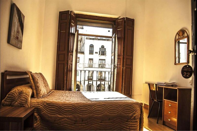 Foto ec23481b-488a-45fb-b4d0-9026d7d7c94f. Edificio en plaza mayor en Casco Antiguo Cáceres