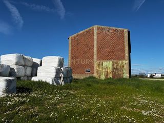 Fondo rustico in 3932+j7 moraleja, spain. Finca de 10.939 m con construcción y múltiples posibilidades en
