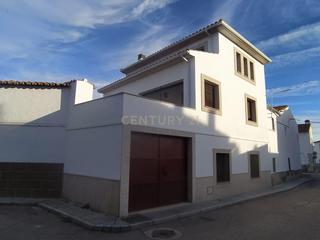Lloguer Casa a Calle parras, malpartida de cáceres, spain 28. Alquiler de casa a estrenar con 6 dormitorios y patio en malpart