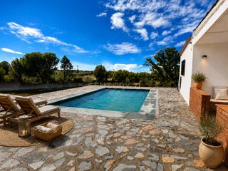 Xalet a Arroyo de la Luz. Exclusiva finca rústica con vivienda reformada, piscina, placas