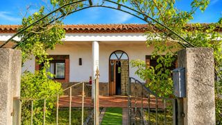 House in Cr santiago 2herrera de alcantara (cáceres). Excepcional vivienda con piscina y amplia parcela urbana en herr